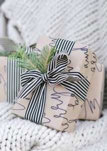 gorgeous and classy gift wrap idea for christmas holidays