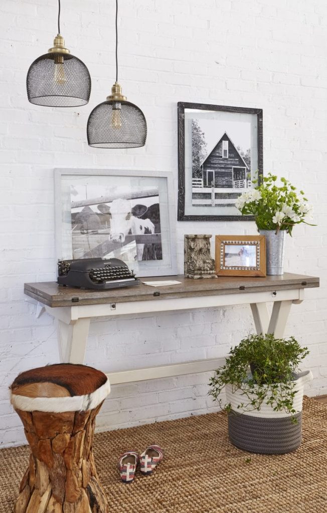 HOME ENTRYWAY WITH A MIX OF MODERN AND ANTIQUE DECOR 