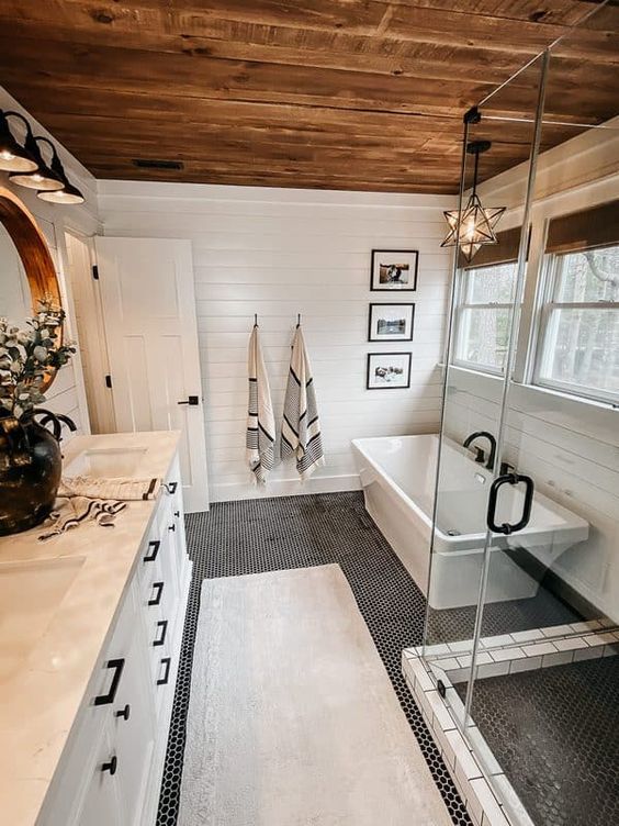 Traditional farmhouse home decor ideas for your spacious bathroom